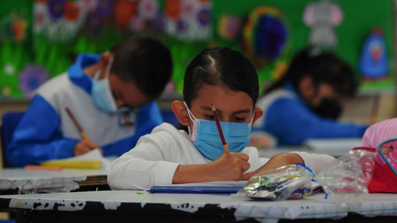 Niños en Salón de Clases. Becas Escuelas Particulares 2026.