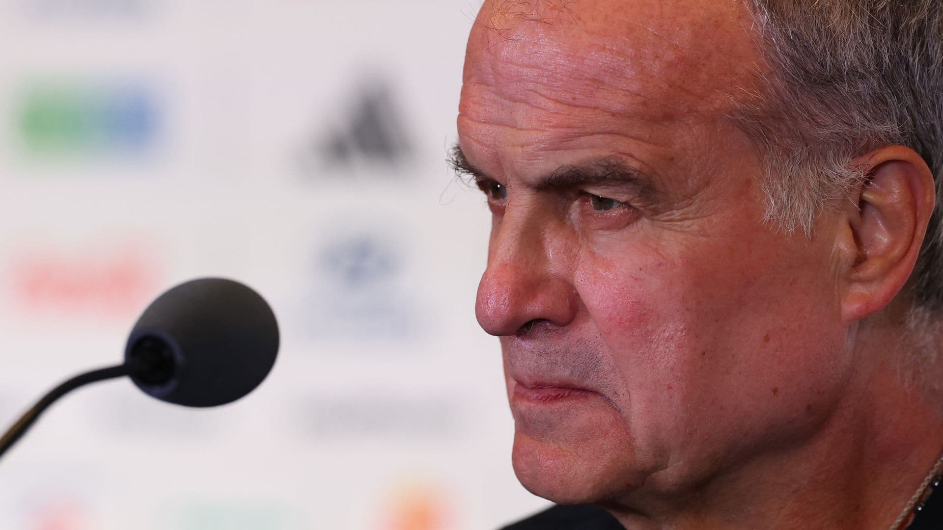 Marcelo Bielsa Critica las Pausas de Hidratación y Elogia Playa del Carmen para Uruguay