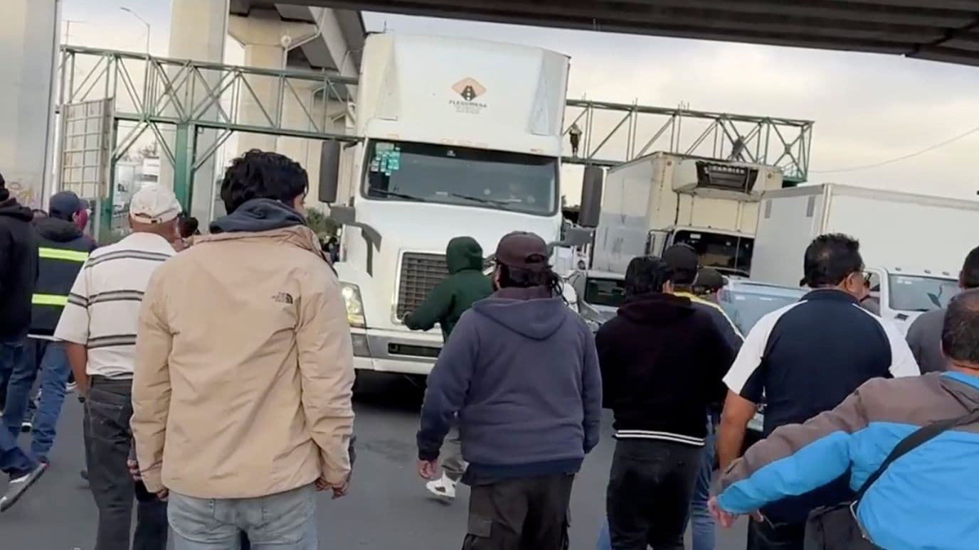 Se Enfrentan Conductores y Manifestantes por Bloqueo en la Autopista México-Toluca