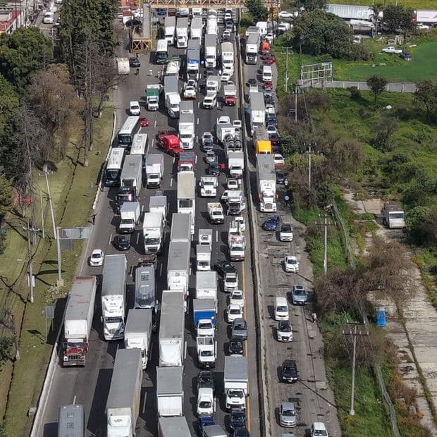 Suman 5 horas de bloqueo en la México-Toluca