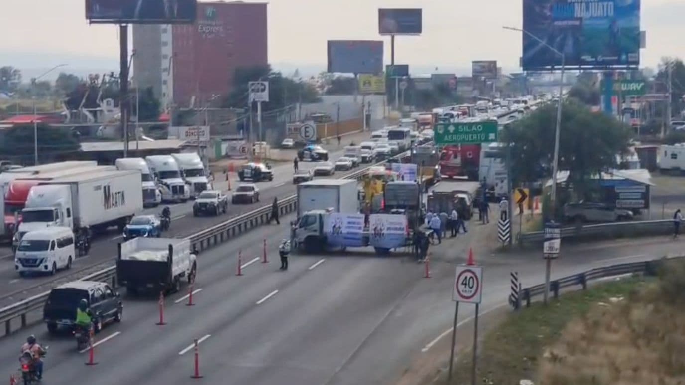 Manifestantes Bloquean Dos Carriles de la Carretera Federal 45 León-Silao.