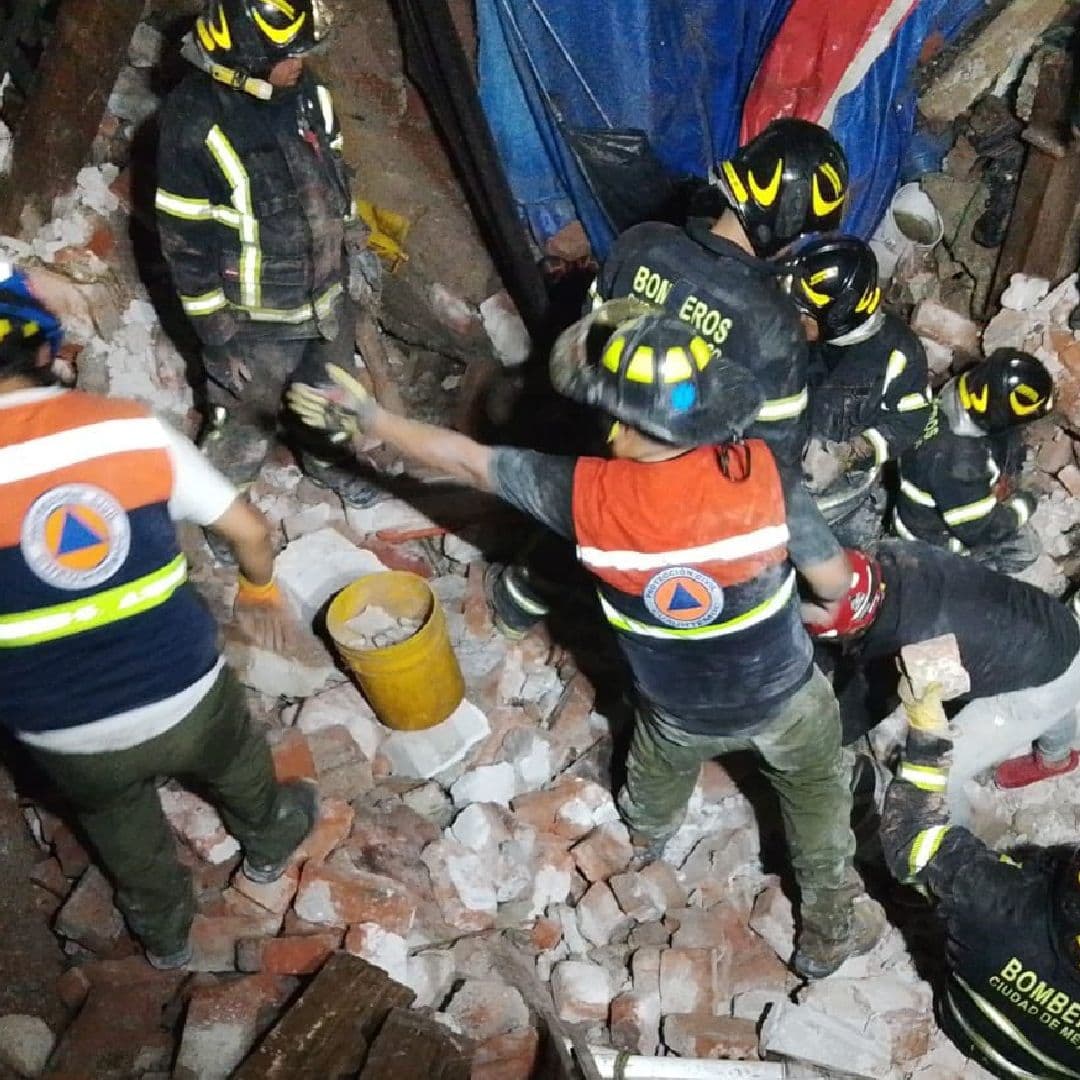 Derrumbe en Casa de la Roma en Alcaldía Cuauhtémoc Deja una Persona Atrapada. Foto: Bomberos de la CDMX