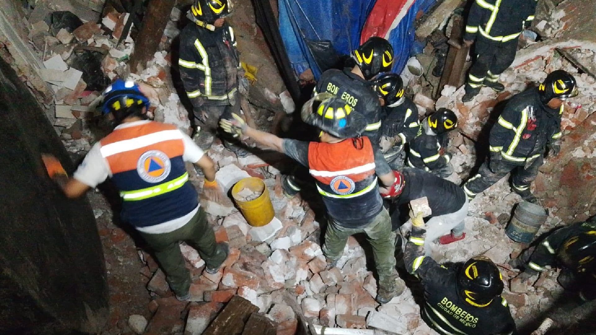 Derrumbe en Casa de la Roma en Alcaldía Cuauhtémoc Deja una Persona Atrapada. Foto: Bomberos de la CDMX