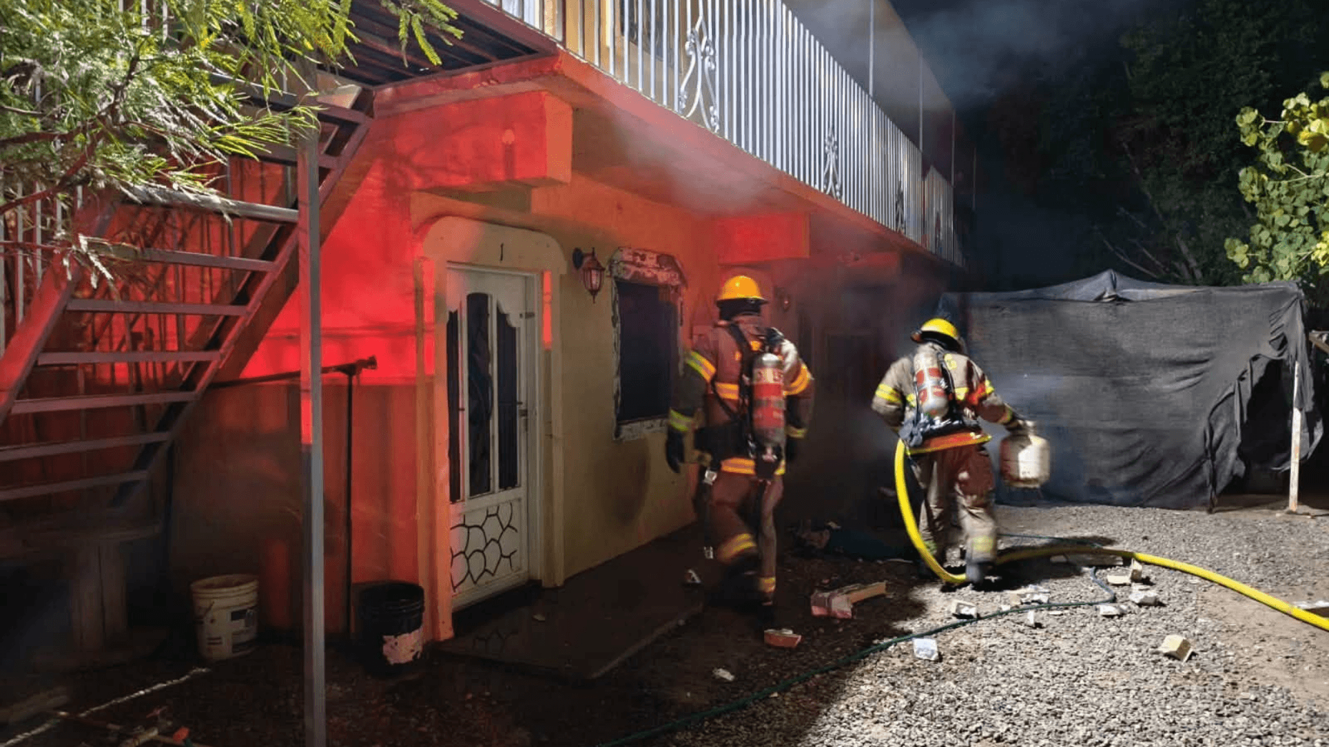 Hombre es Rescatado Con Vida Dentro de Vivienda en Llamas en Hermosillo