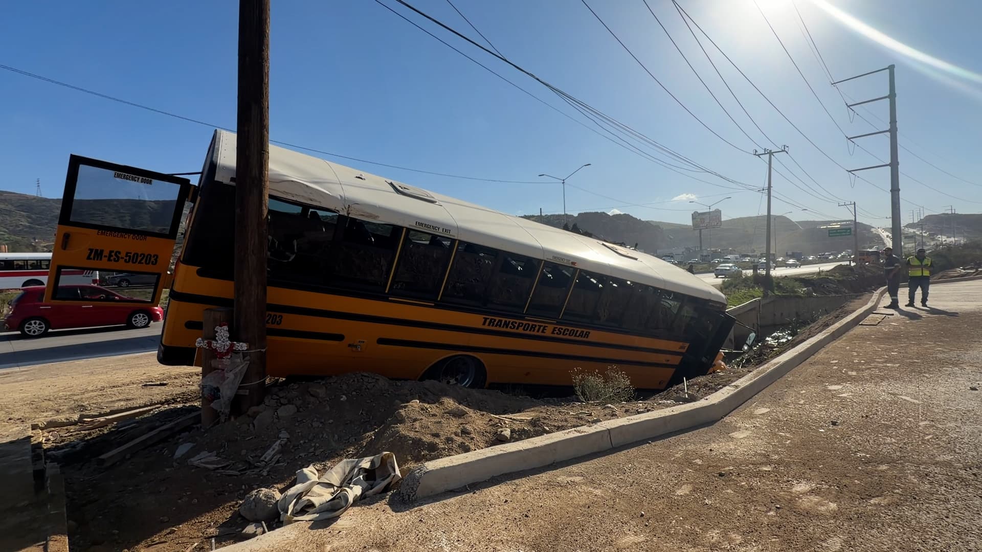 Autobús de transporte escolar involucrado en el percance vial sobre el bulevar 2000