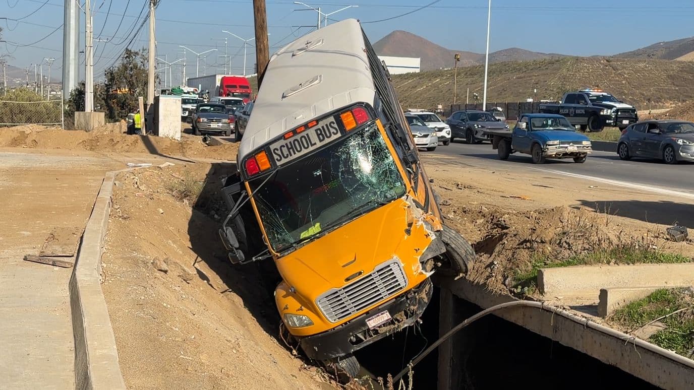 Choque entre Camión Escolar y Grua Causa Intenso Tráfico en Bulevar 2000 en Tijuana