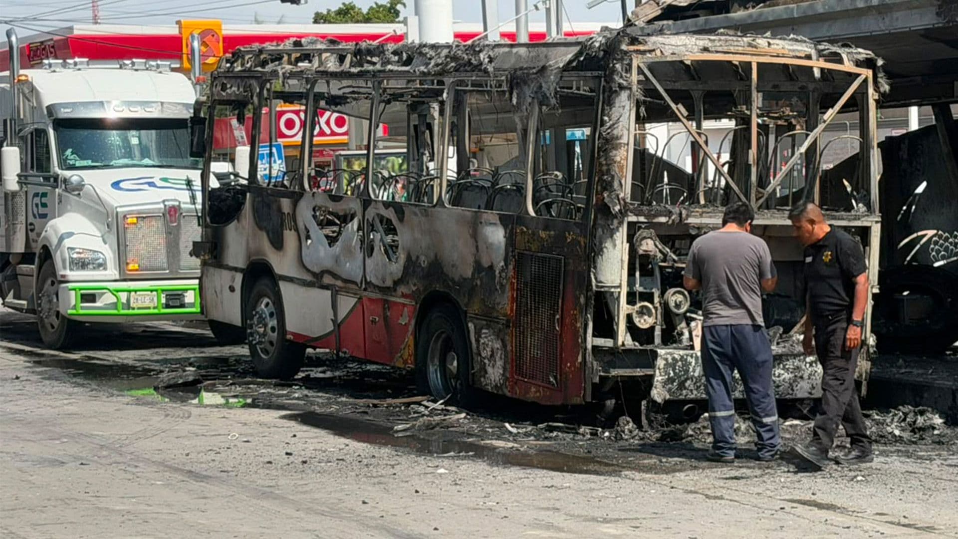 El camión de la ruta Torreón-Matamoros se incendió sobre el bulevar Revolución la tarde de este domingo
