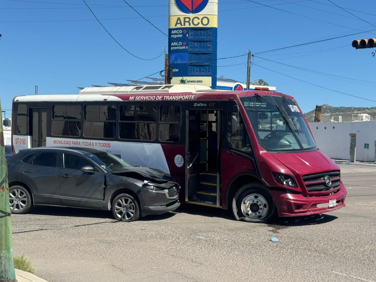 Choque Entre Vehículo y Camión de Transporte Público Deja Siete Lesionados en Hermosillo