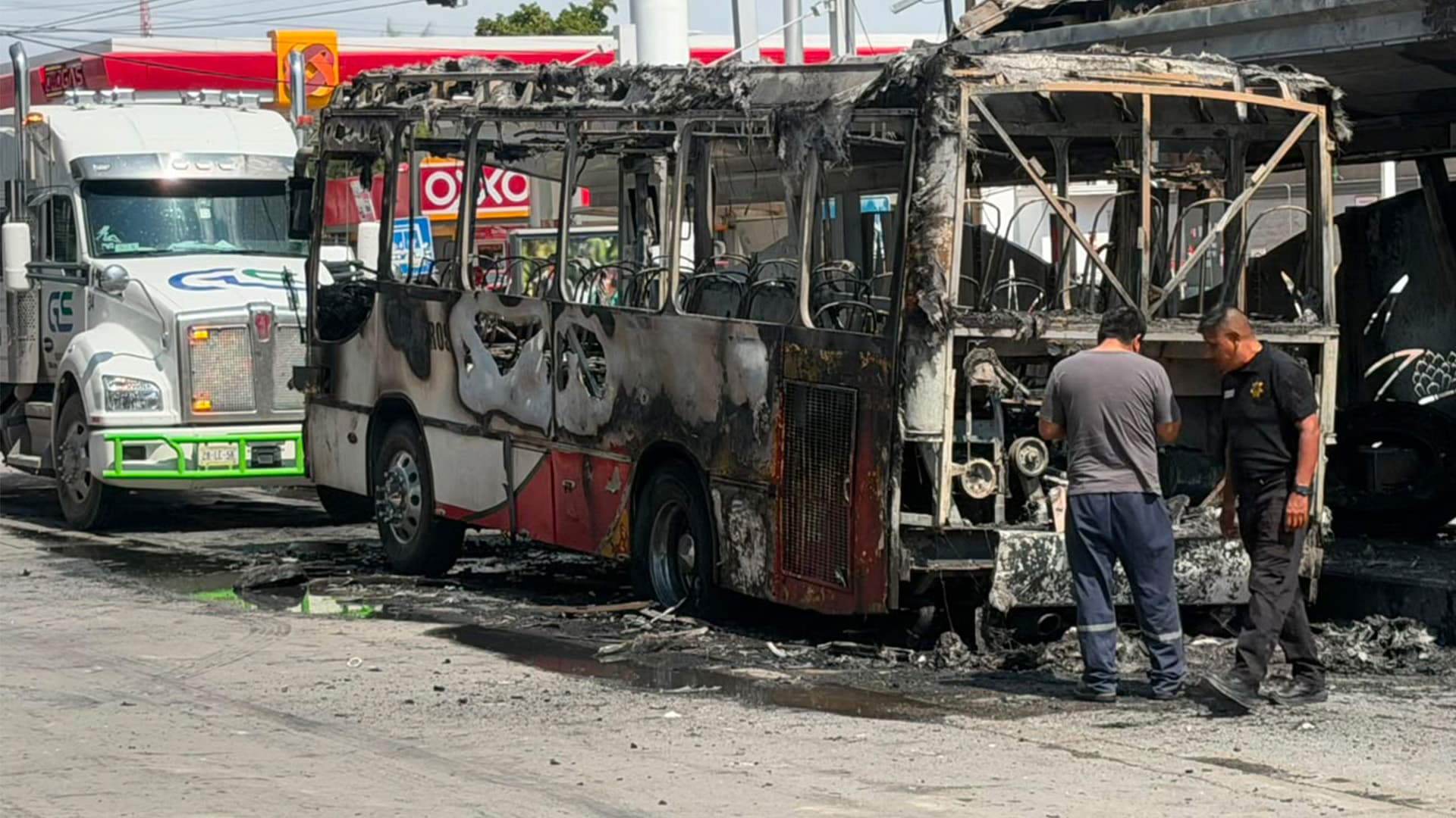 El camión de la ruta Torreón-Matamoros se incendió sobre el bulevar Revolución la tarde de este domingo