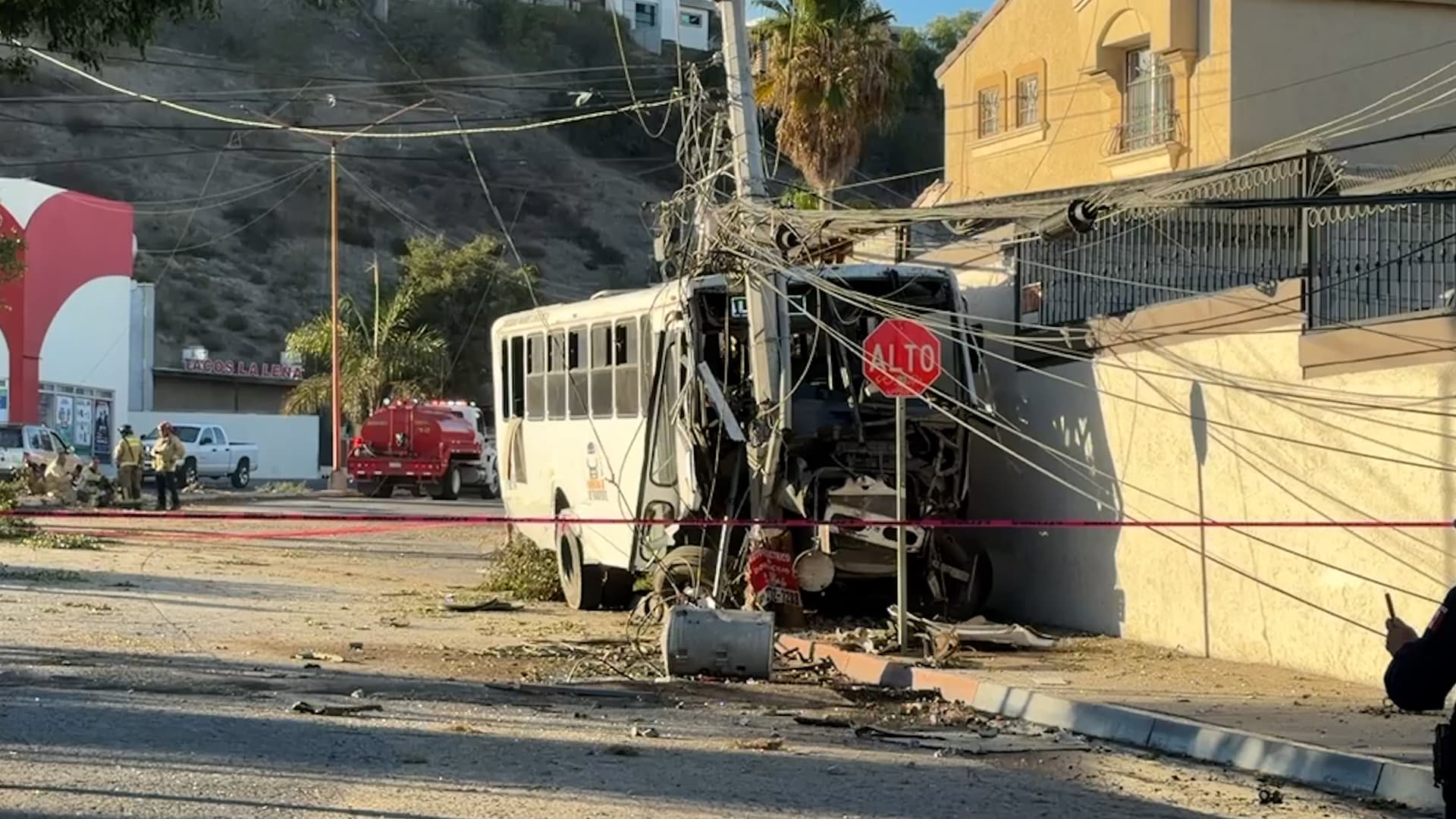 Camión de transporte de personal tras el impacto contra los árboles en Santa Fe
