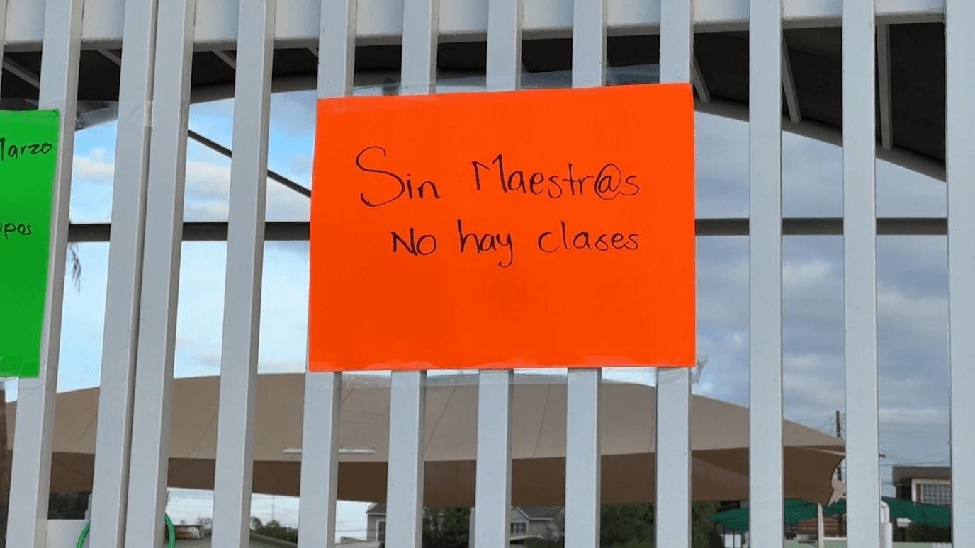Padres de Familia Toman Primaria 15 de Mayo por Falta de Maestros en Ensenada