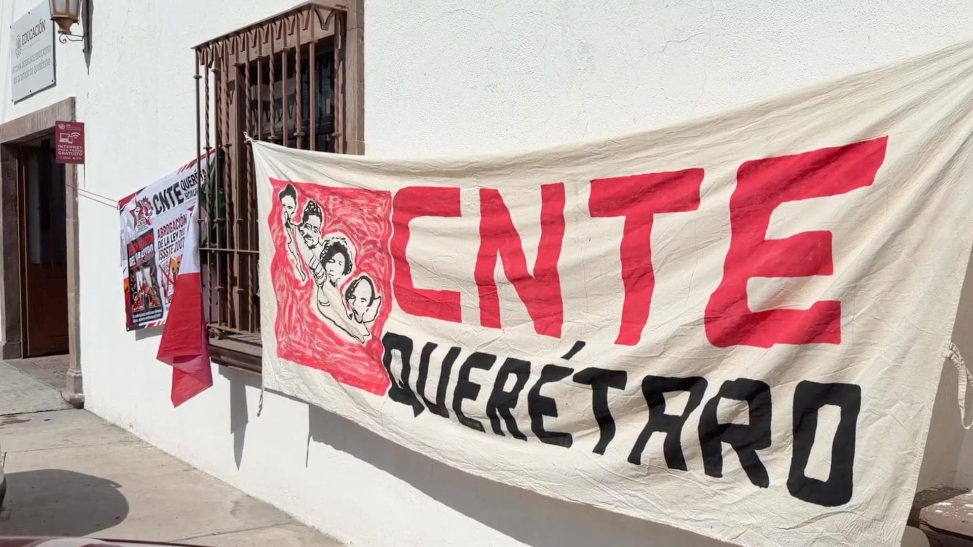 CNTE Instala Plantón en Oficinas de la SEP en Querétaro