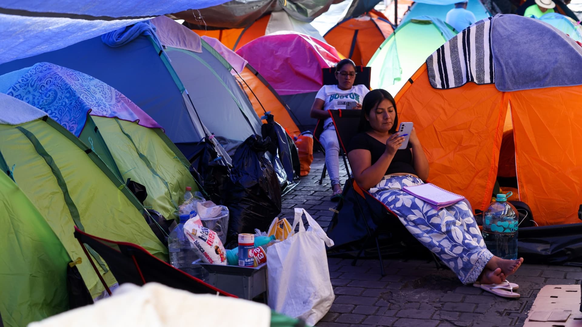 Cientos de maestras y maestros de la Coordinadora Nacional de Trabajadores de la Educación (CNTE) mantienen campamentos en las diferentes calles aledañas al primer cuadro del Centro Histórico. Foto: Cuartoscuro