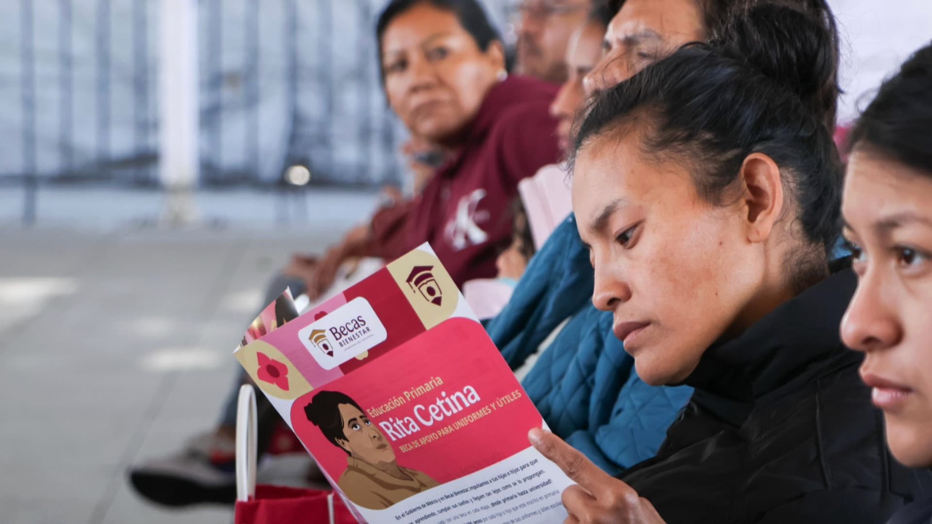 Mujer sostiene Folleto de Beca Rita Cetina. Calendario de Pagos Beca Rita Cetina Junio 2026