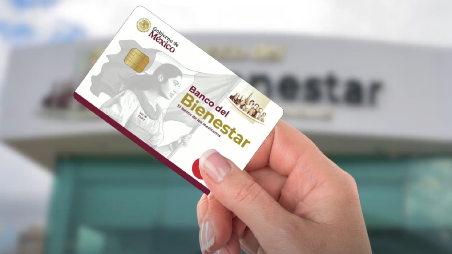 Mano sostiene Tarjeta del Bienestar.  Calendario de Pagos Beca Benito Juárez Junio 2026.