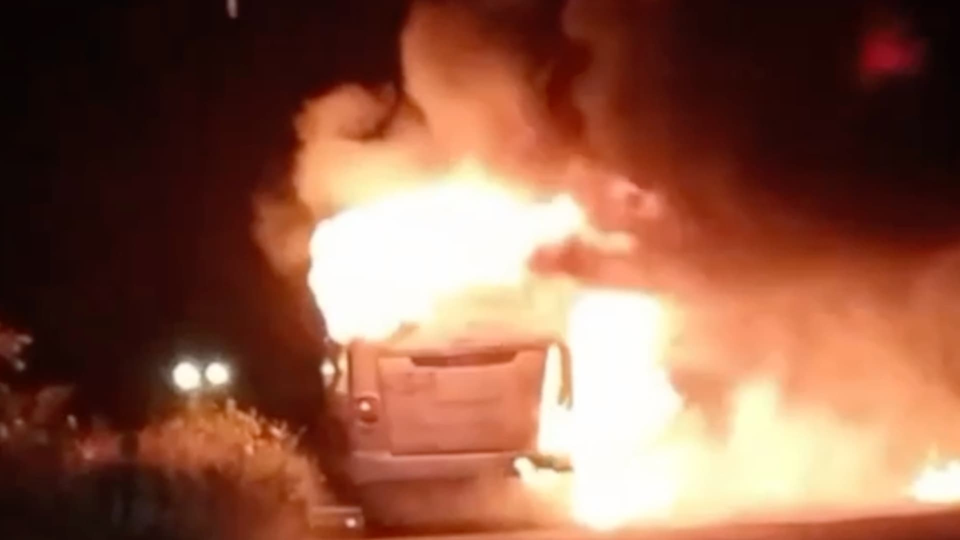 Hombres Armados Queman Camión de Pasajeros en la Carretera Valle De Santiago - Yuriria, Guanajuato.