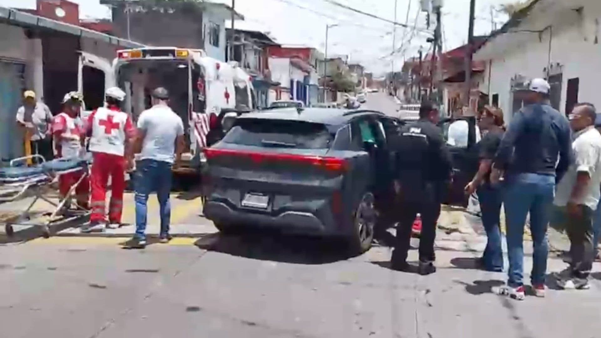 Camioneta oficial de Fiscalía choco en calles del centro de Córdoba, se reportan 3 lesionados