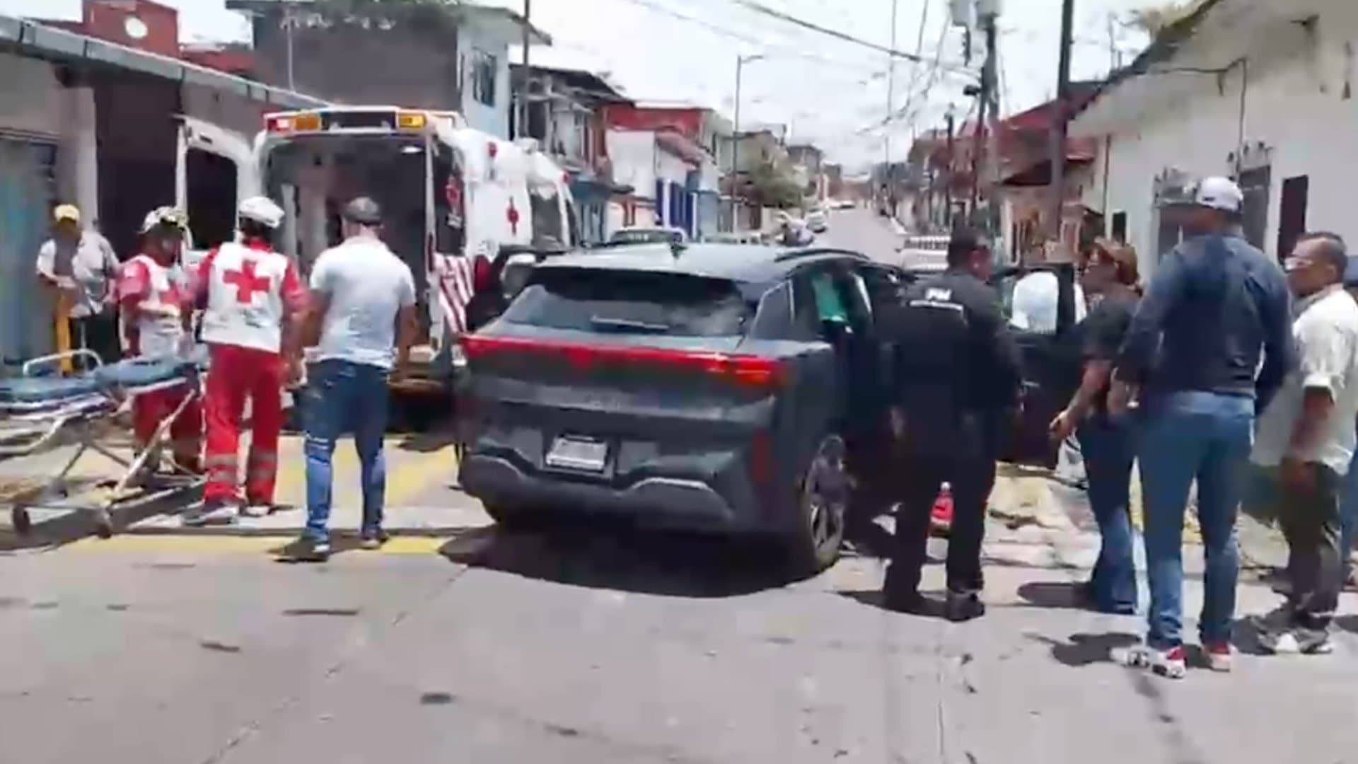 Camioneta oficial de Fiscalía choco en calles del centro de Córdoba, se reportan 3 lesionados