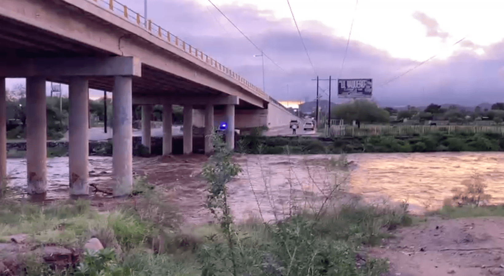 Rescatan a Tres Personas de Arroyo en Hermosillo