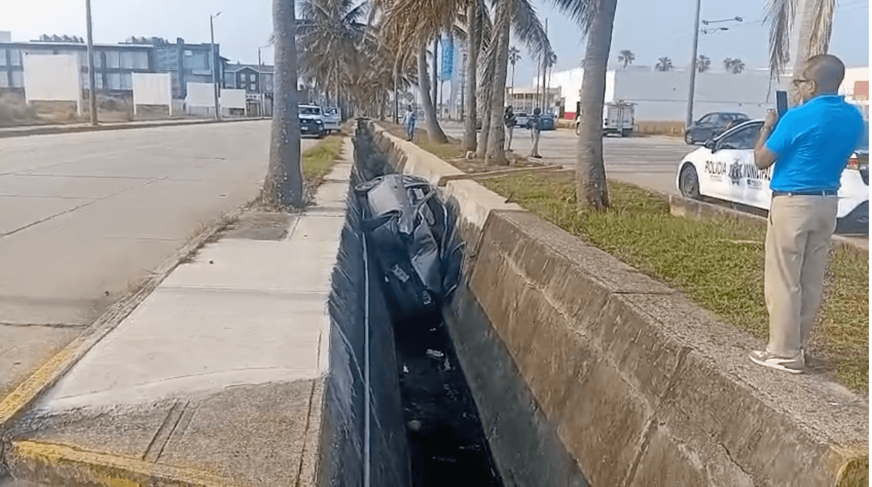 Auto cae a canal de aguas negras