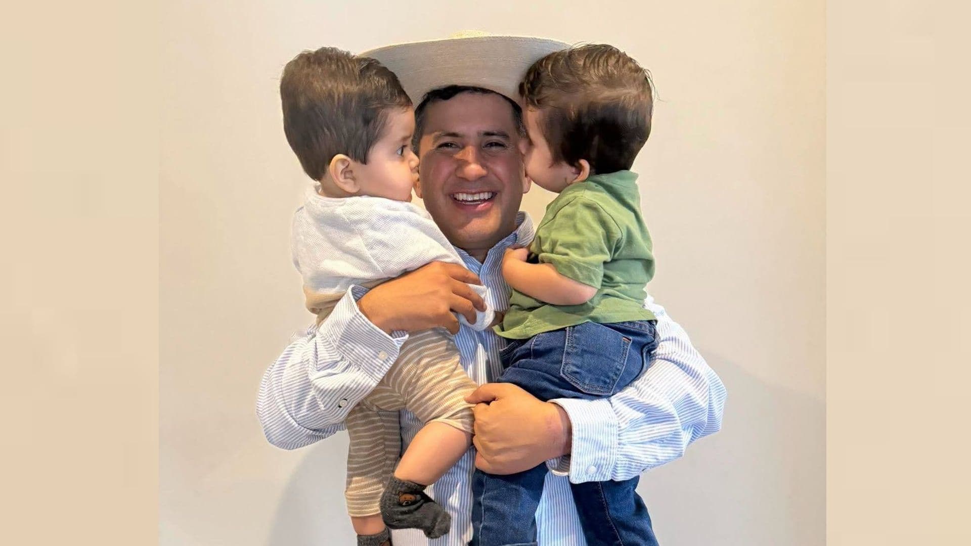 Carlos Manzo junto con sus hijos. Foto: FB Grecia Quiroz