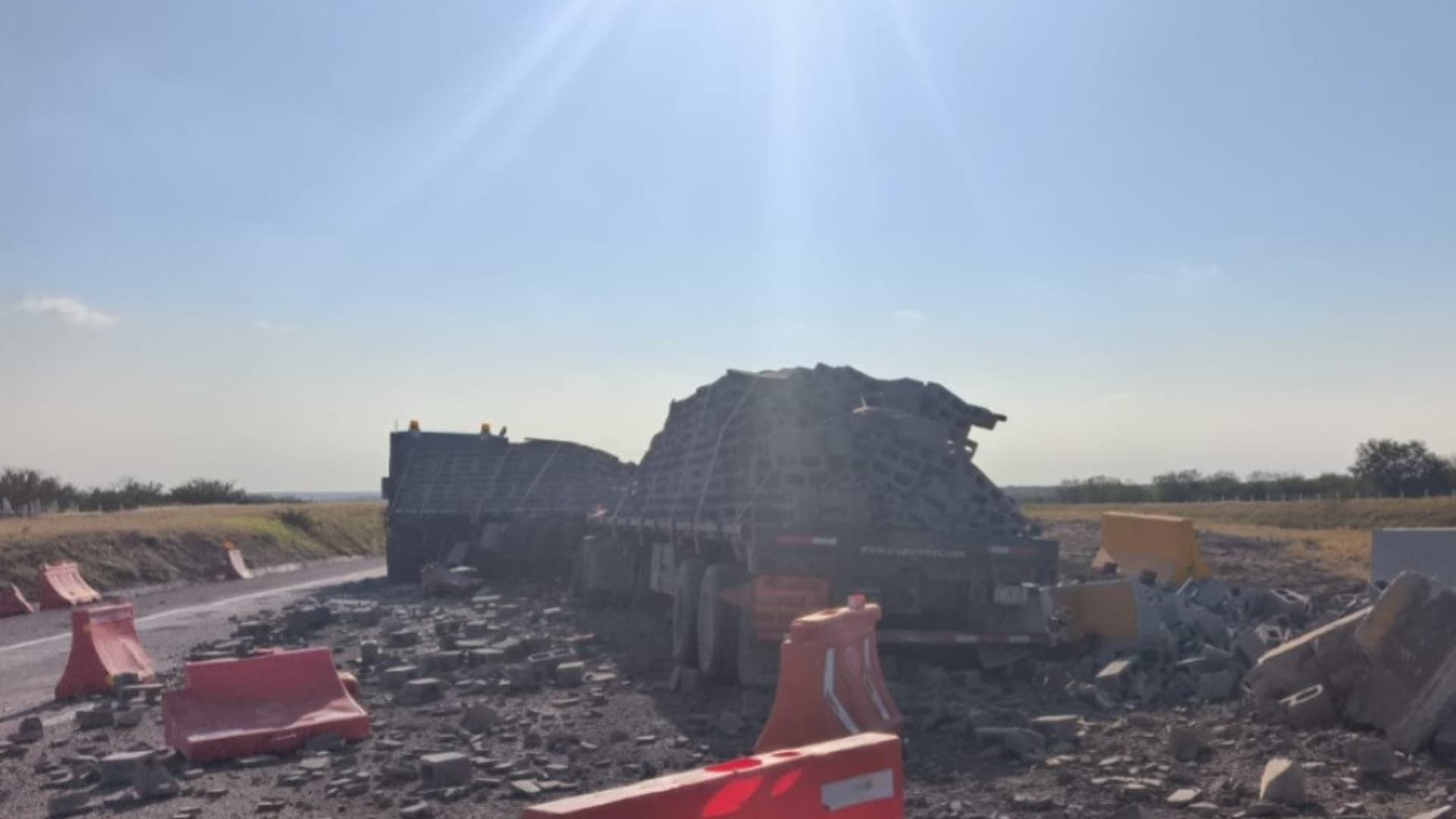 En Nuevo León se registra cierre parcial de circulación por accidente. Foto: Guardia Nacional