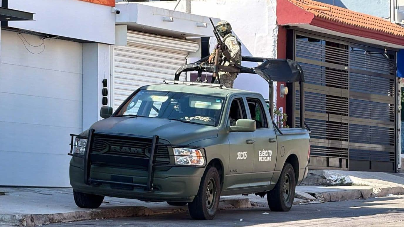 Catean Una Vivienda en Los Pinos, Culiacán; Aseguran Armas y Explosivos