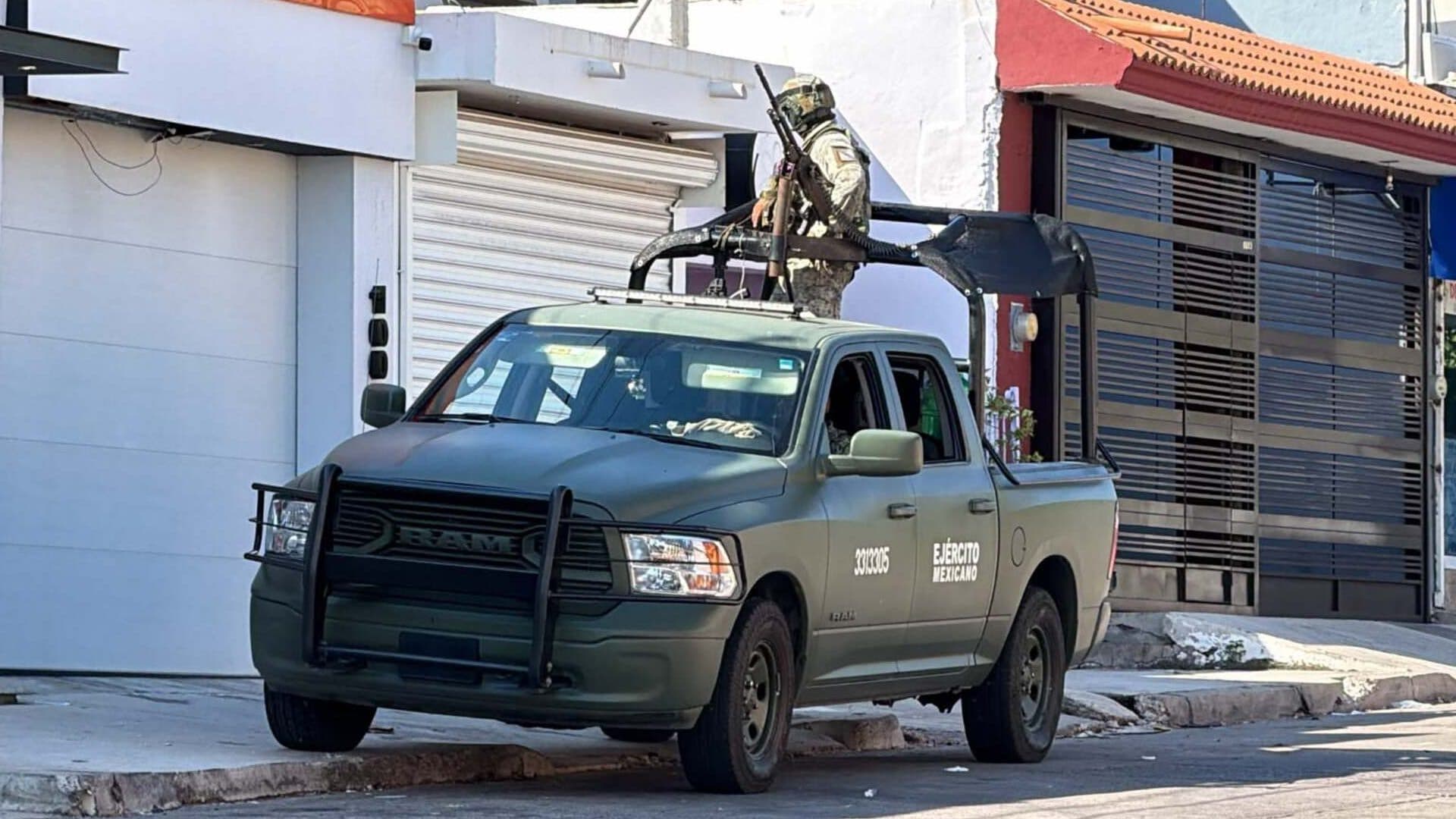Catean Una Vivienda en Los Pinos, Culiacán; Aseguran Armas y Explosivos