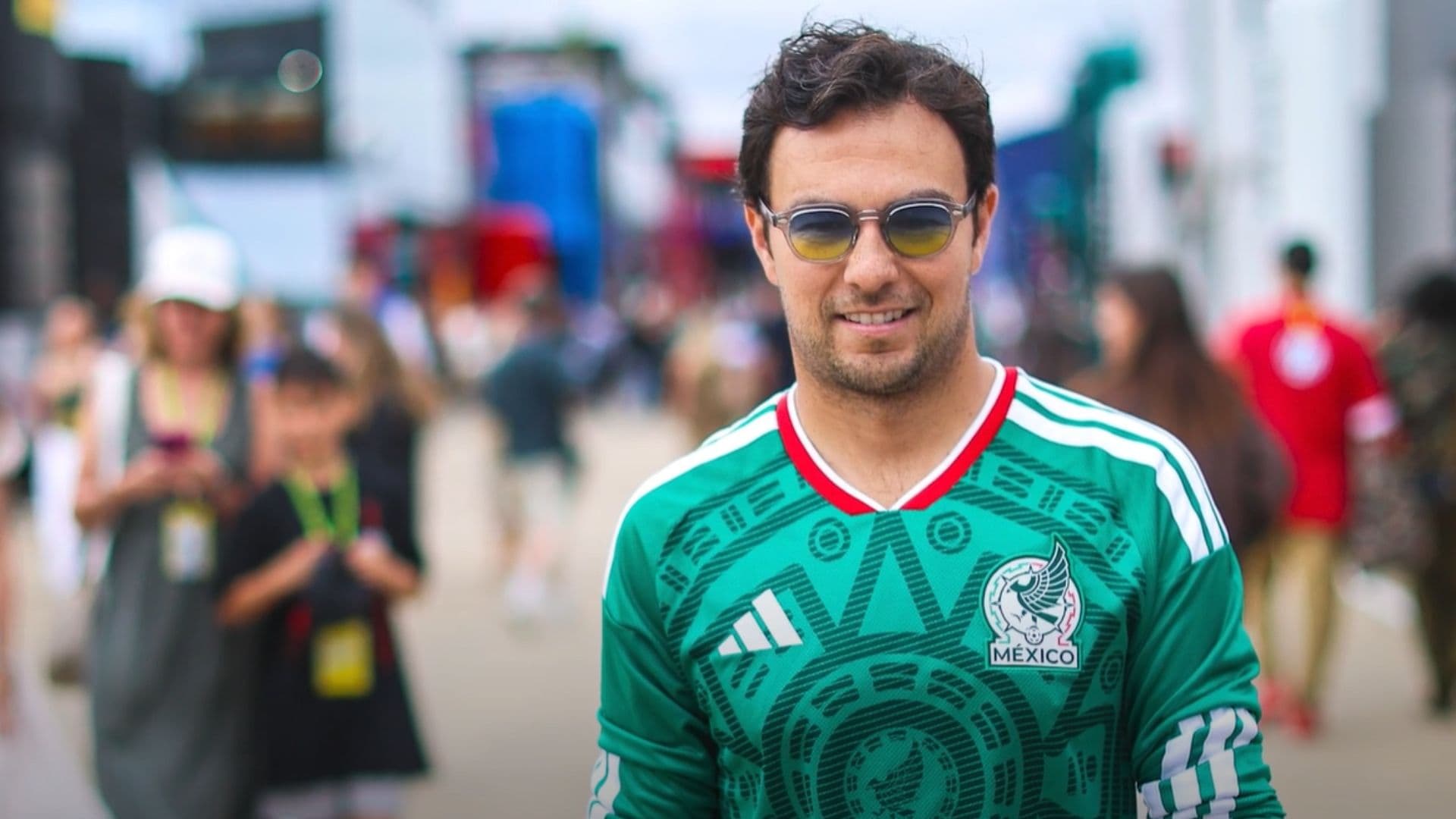 "En Territorio Enemigo": Checo Pérez Llega a Silverstone con Playera de la Selección Mexicana