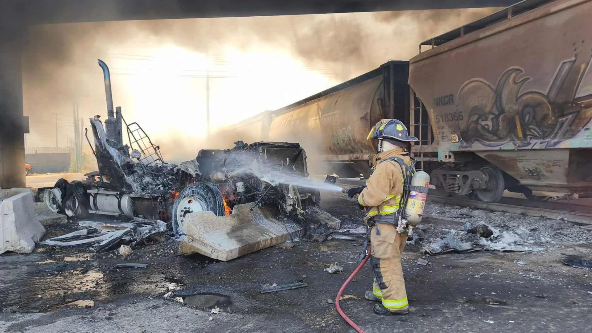 bombero apagando fuego del accidente