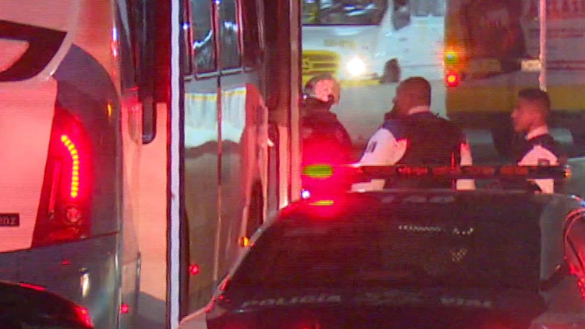 Una Mujer Embarazada y Cinco Personas Más Resultan Heridas en un Choque de Camiones en León, Guanajuato.