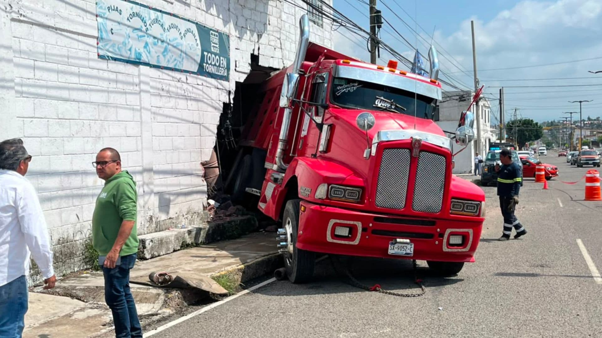 Choque de Torton Contra Bodega Deja Daños Materiales en SJR