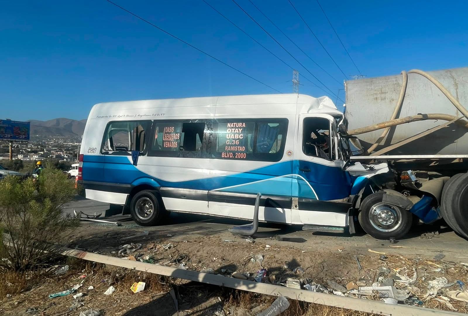 Choque de dos camiones en bulevar 2000 deja varios heridos