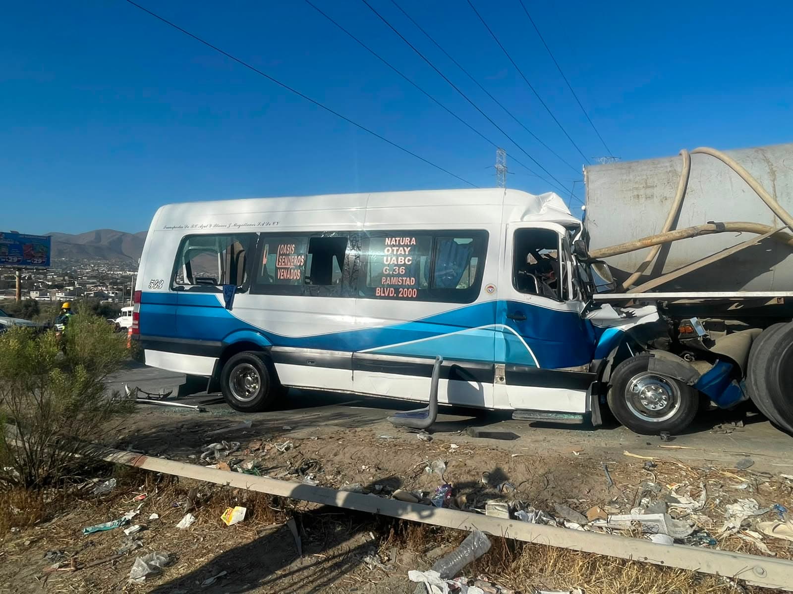 Choque Entre Dos Camiones Deja Dos Prensados y Varios Heridos en Bulevar 2000 de Tijuana
