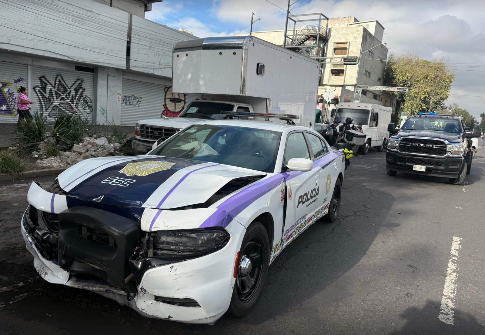 Patrulla de género de la SSC chocó contra una camioneta particular hoy 22102026