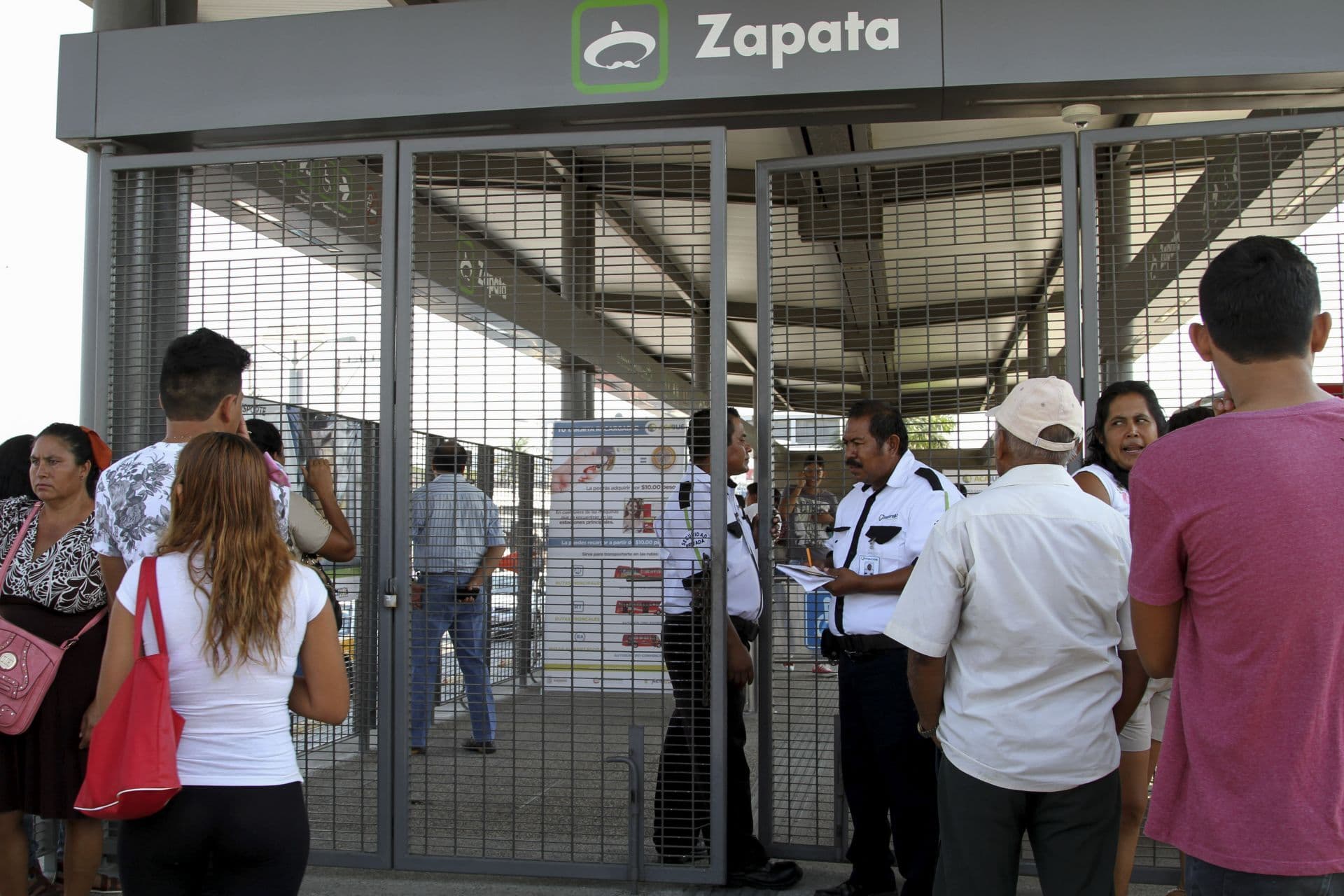 Cierran Todas las Estaciones del Acabús y Quedan Varados Cientos de Usuarios en Acapulco