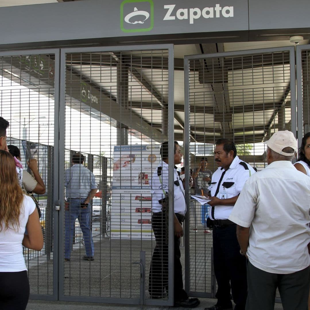 Cierran Todas las Estaciones del Acabús y Quedan Varados Cientos de Usuarios en Acapulco