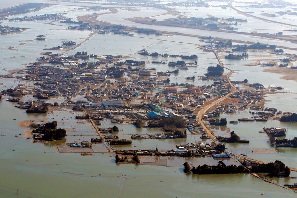 Una zona residencial permanece inundada en Sendai, al norte de Japón, el sábado 12 de marzo de 2011.
