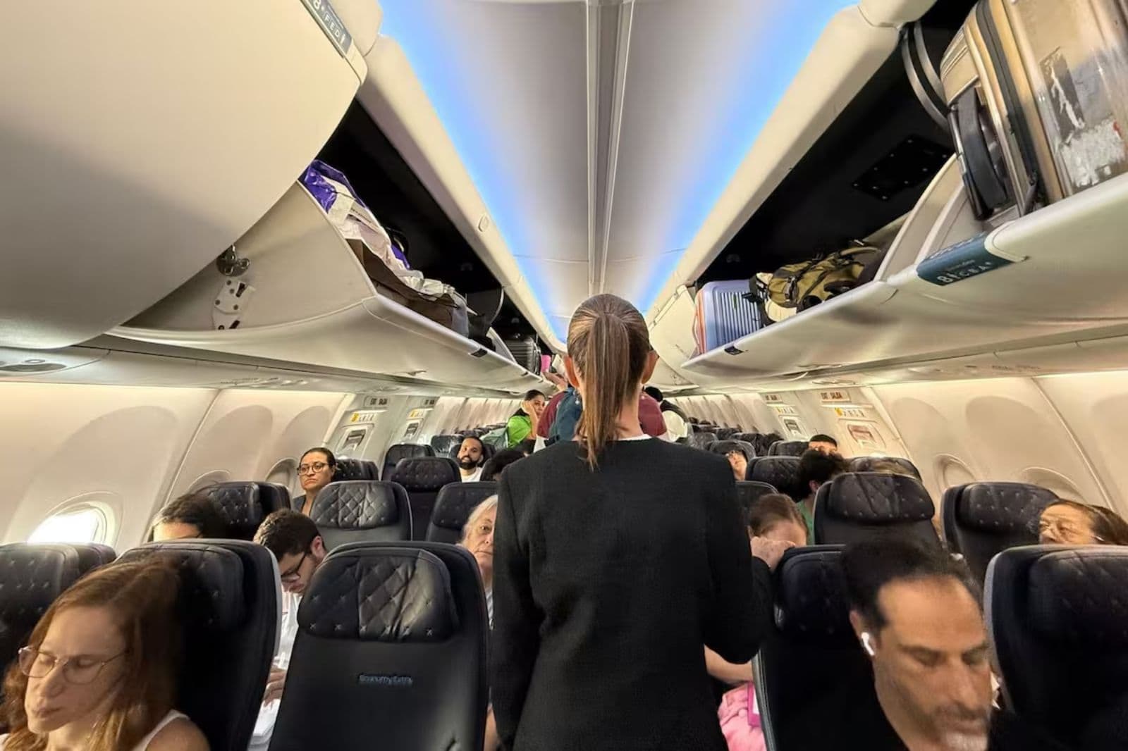 Claudia Sheinbaum en avión comercial. Foto: Gobierno de México