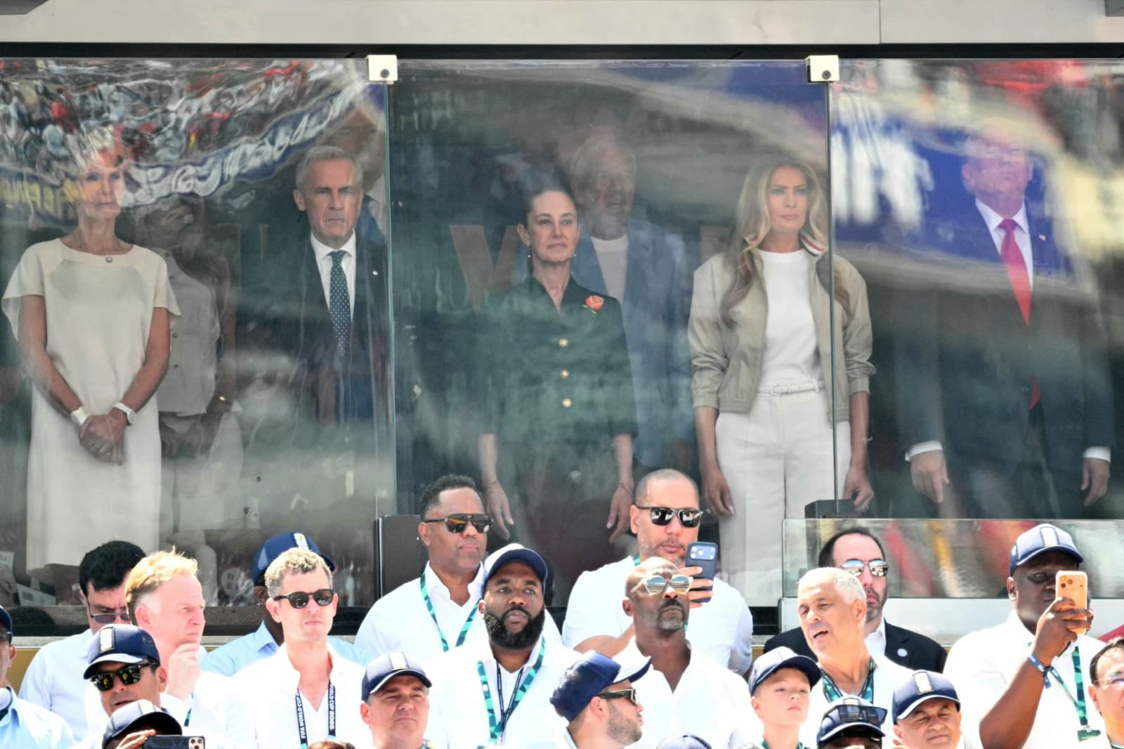 Diana Fox Carney, el primer ministro de Canadá, Mark Carney, la presidenta de México, Claudia Sheinbaum, la primera dama de Estados Unidos, Melania Trump, y el presidente de Estados Unidos, Donald Trump, se ponen de pie para escuchar los himnos nacionales antes de la final de la Copa Mundial de Fútbol de 2026 entre España y Argentina en East Rutherford, Nueva Jersey, el 19 de julio de 2026. (Foto de Mandel NGAN / AFP)