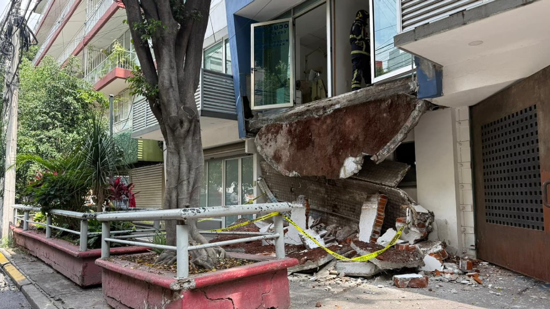 Colapsa Balcón de edificio en la Cuauhtémoc. Foto: N+
