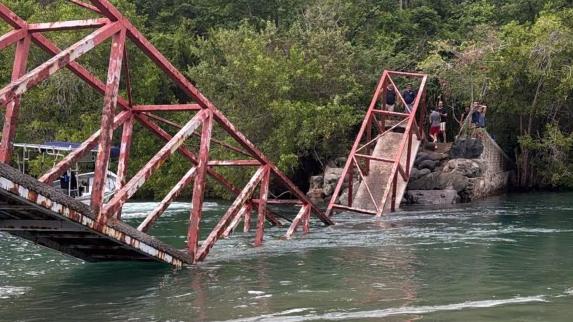 Colapsa puente en Manzanillo. Foto: N+