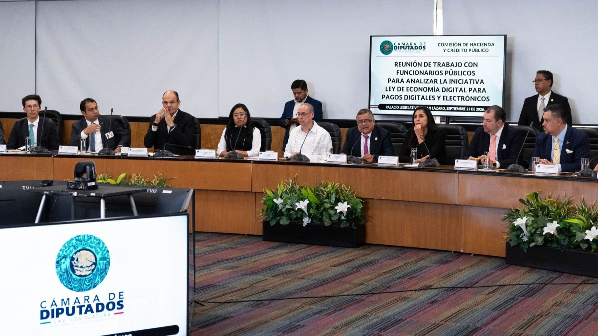 Reunión de trabajo con funcionarios públicos en la Cámara de Diputados, para analizar la iniciativa de Ley de Economía Digital para pagos digitales y electrónicos.