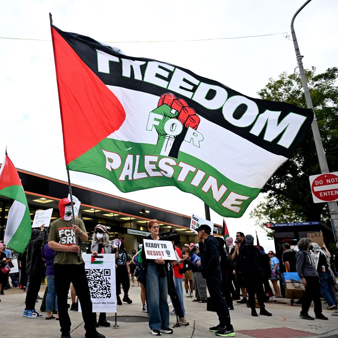 Protestas Pro-Palestina Irrumpen Afuera del Estadio Donde Cantará Ed Sheeran