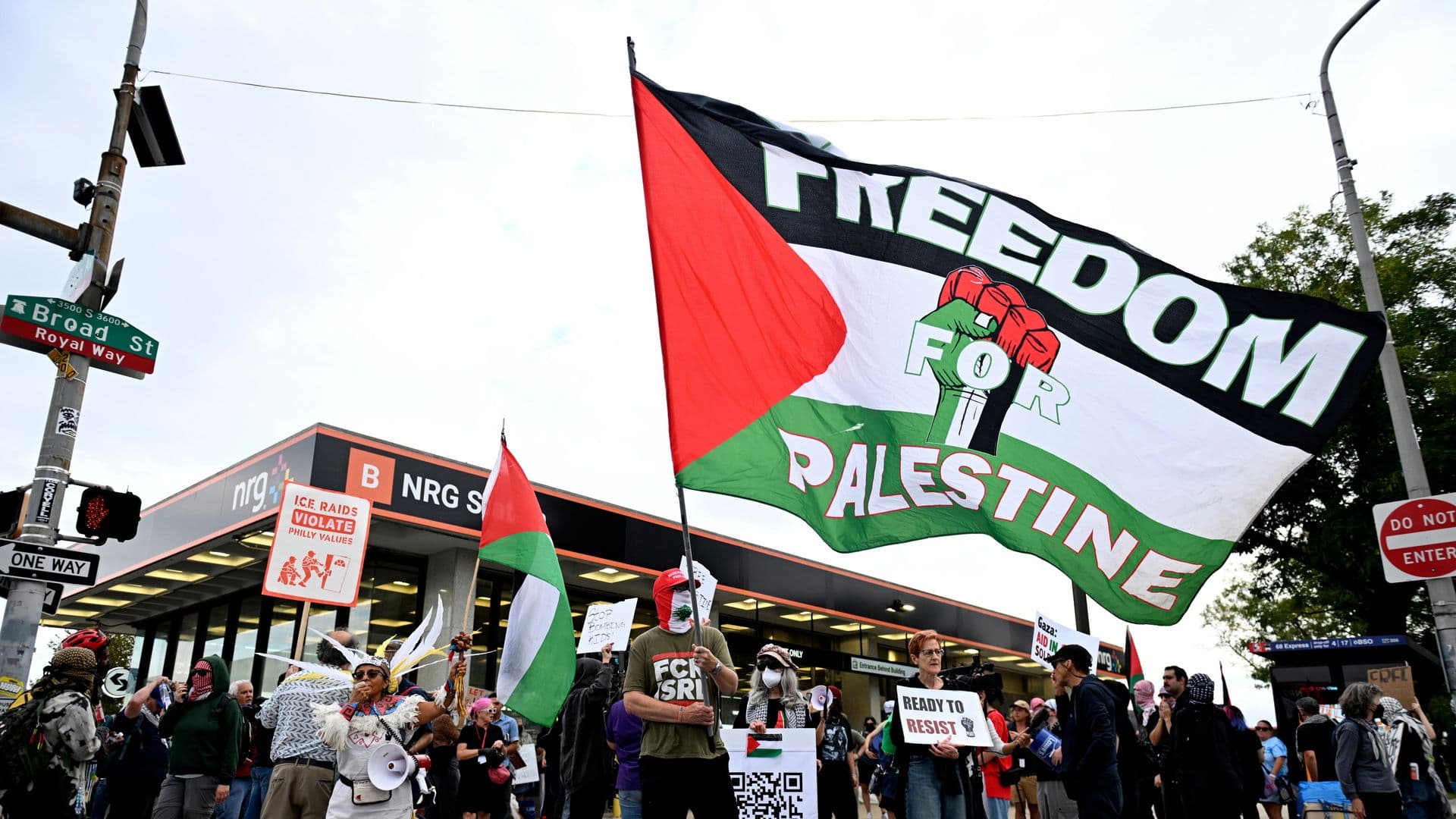 Protestas Pro-Palestina Irrumpen Afuera del Estadio Donde Cantará Ed Sheeran