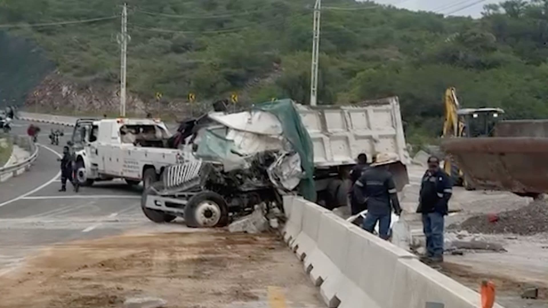 Muere Conductor tras Volcadura de Camión Materialista en la Carretera 413 en Querétaro