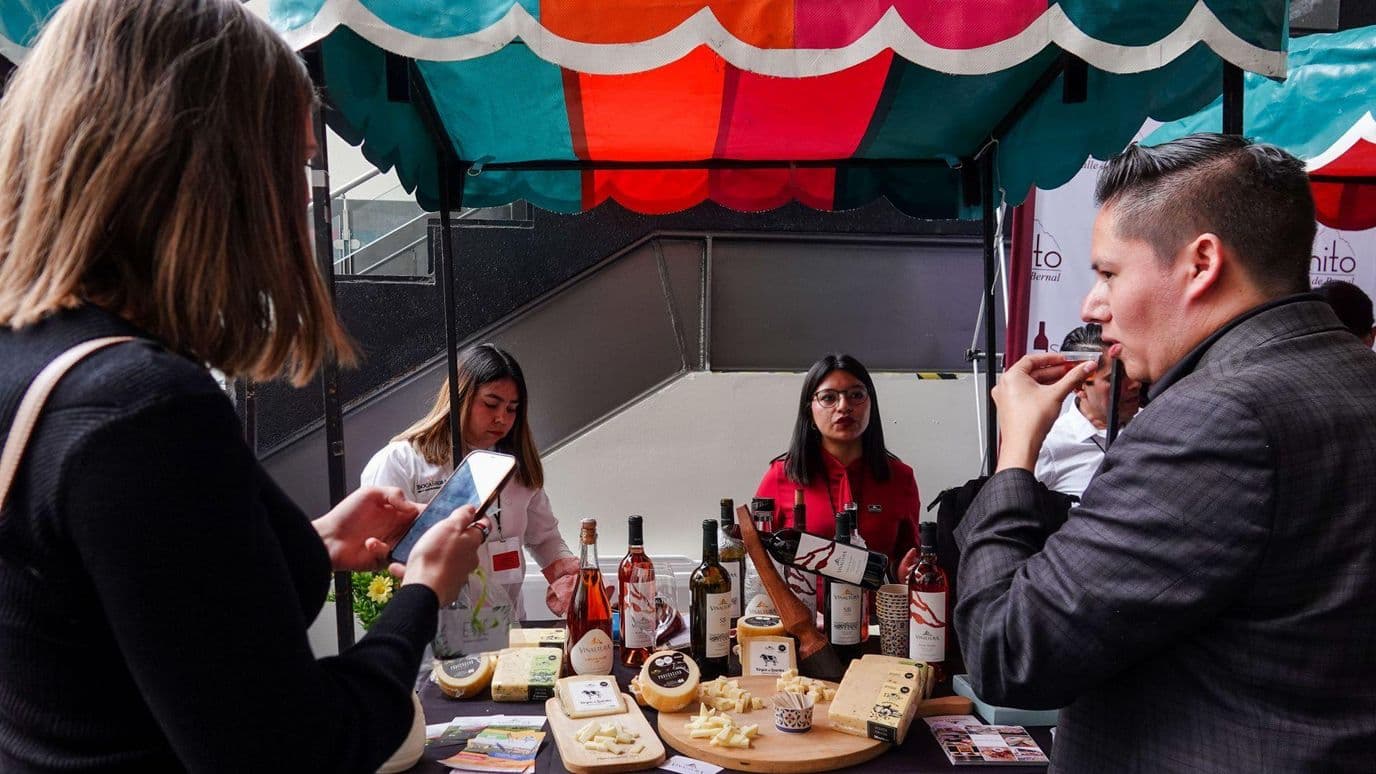 Mujeres emprendedoras durante feria. Crédito Colibrí en el Estado de México.