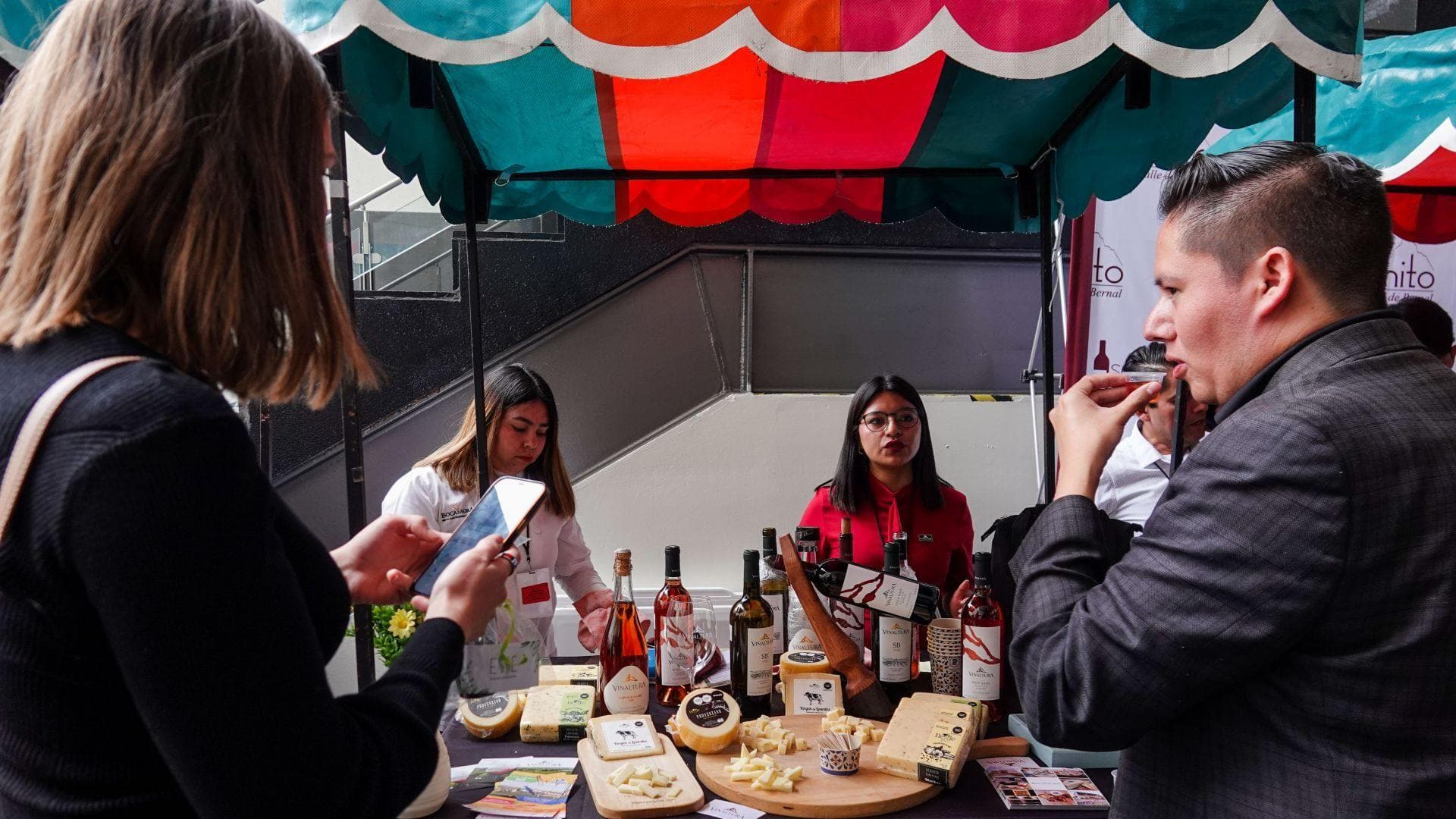 Mujeres emprendedoras durante feria. Crédito Colibrí en el Estado de México.