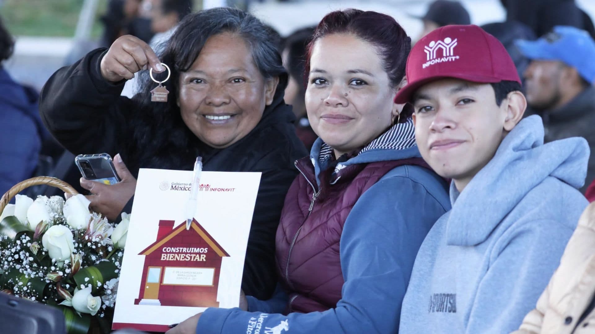 Mujeres y Adolescente con llaves de casa infonavit. Cuánto te presta si ganas 15 mil pesos al mes.