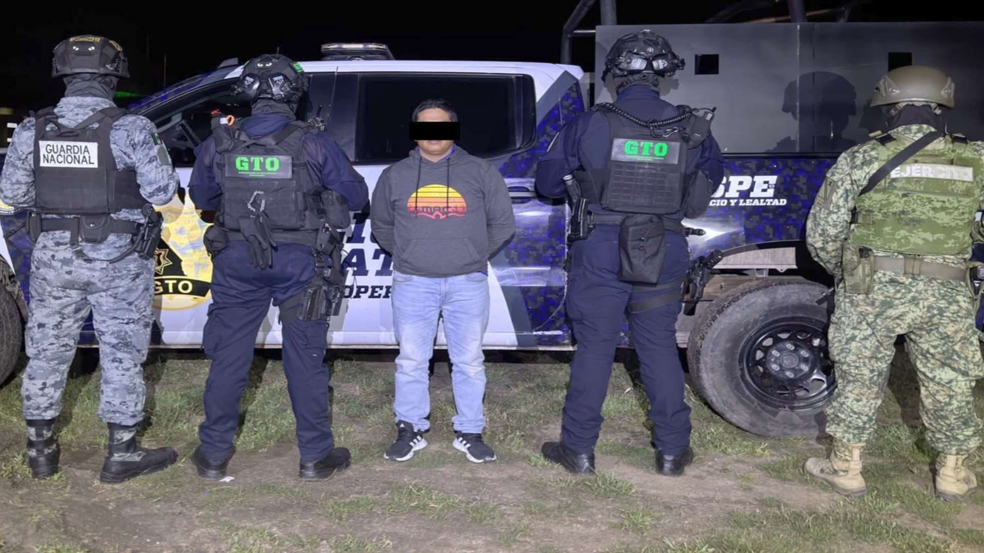 El hombre llevaba la droga y los cartuchos en el auto.